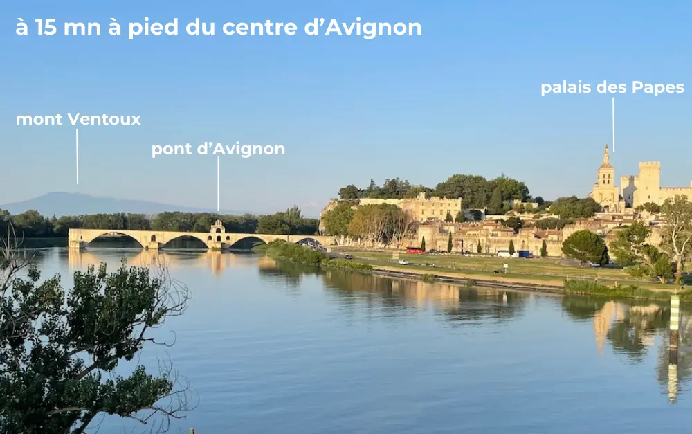 photo d’Avignon représentant le pont d’Avignon, les remparts, le palais des Papes et le mont Ventoux