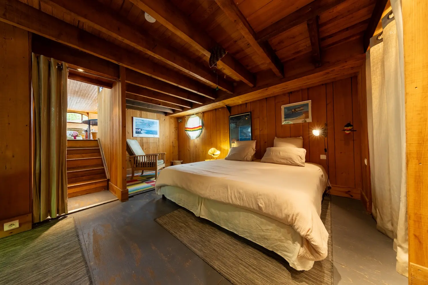 photo de la chambre arrière de la péniche La Paz et son lit king size