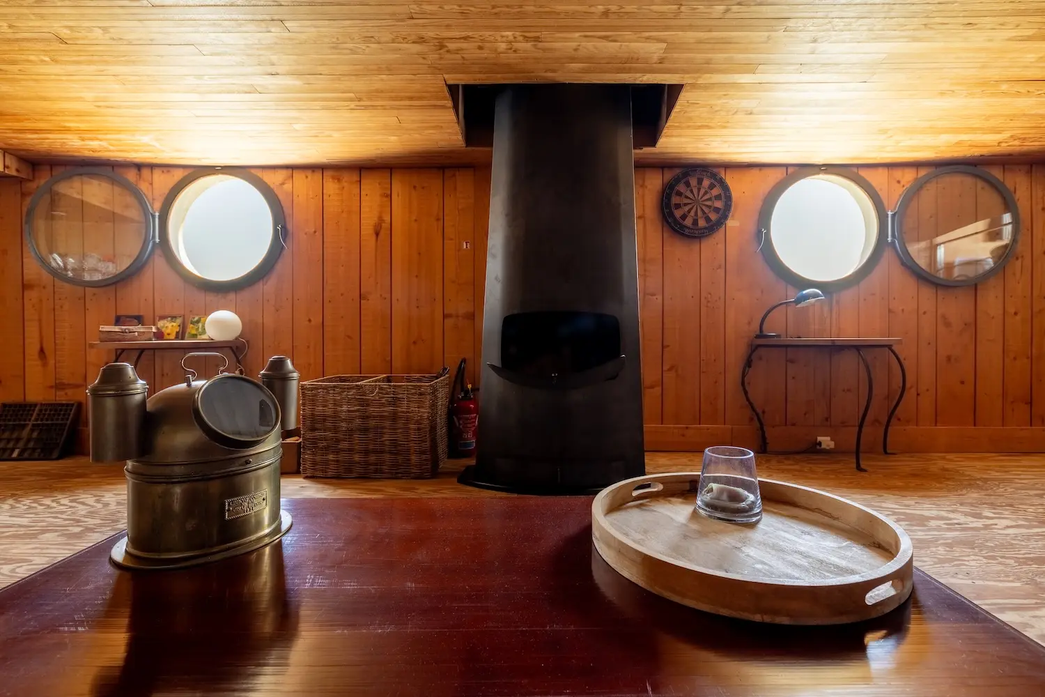 photo de la cheminée hors activité dans le salon de la péniche La Paz