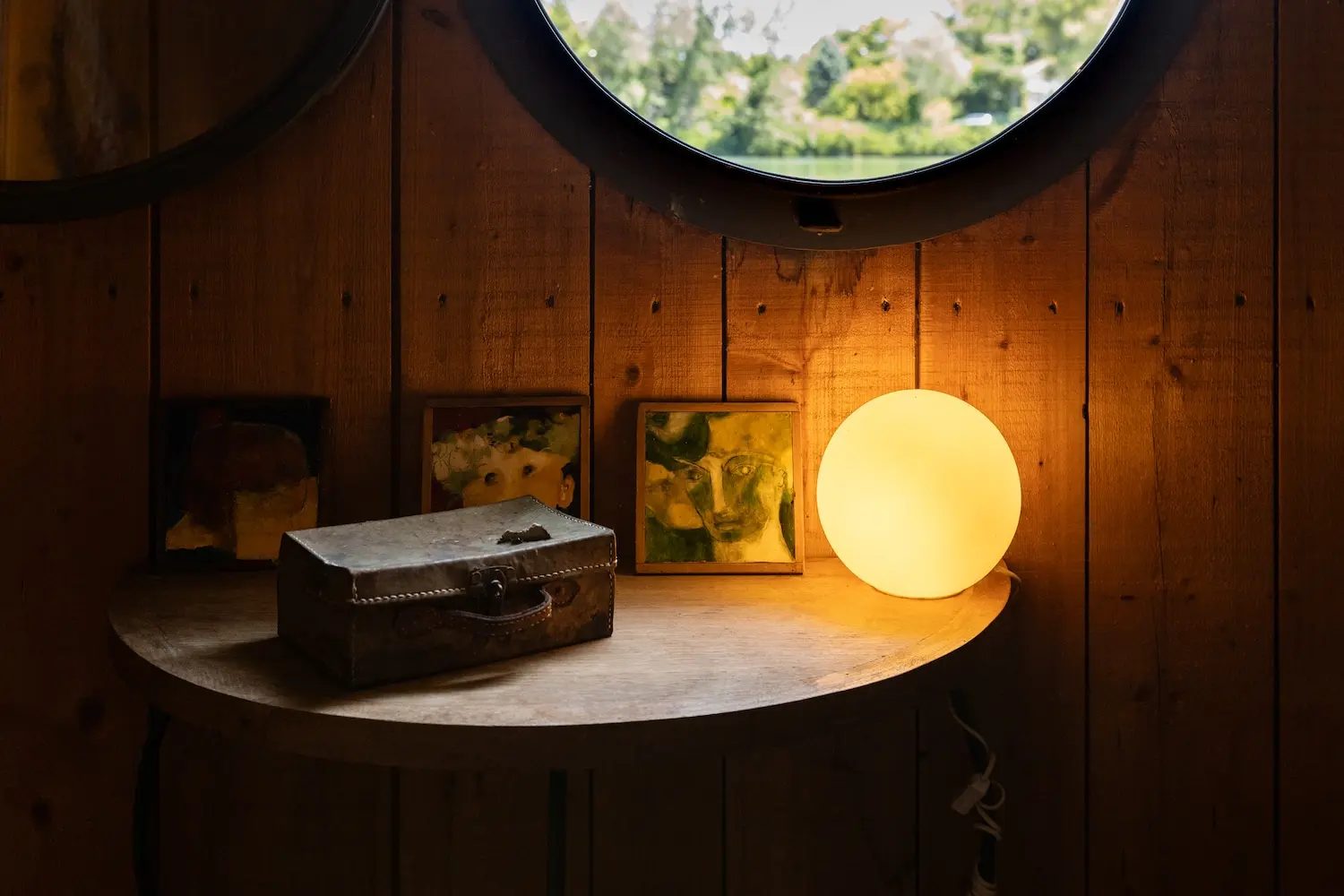 photo de luminaire en forme de boule dans le salon de la péniche La Paz