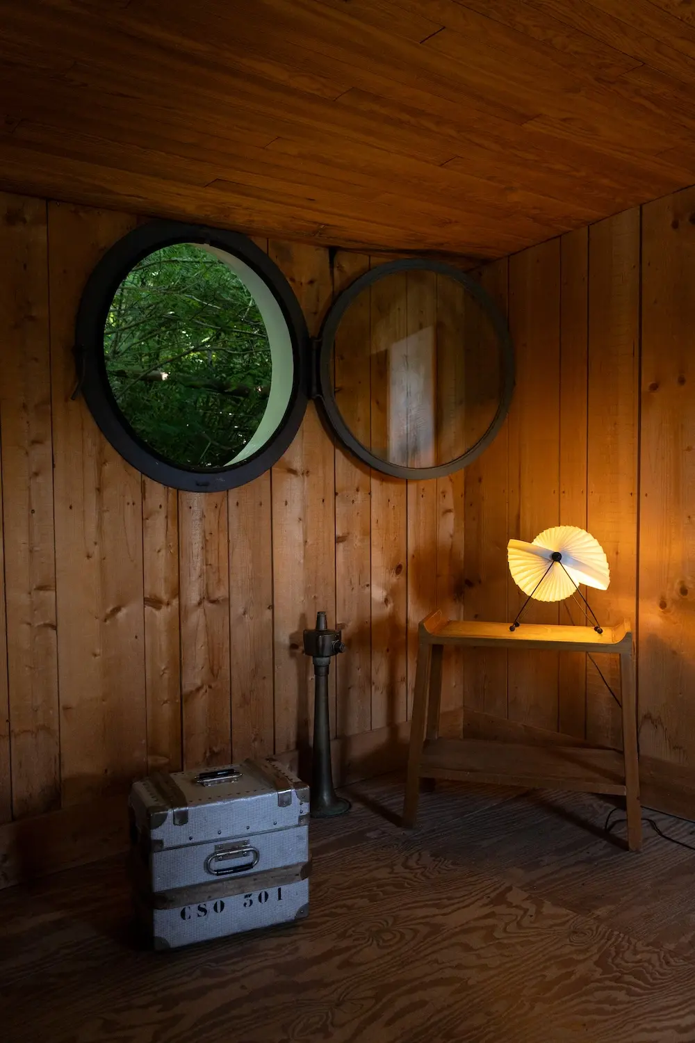 photo de luminaire en forme de coquillage dans le salon de la péniche La Paz