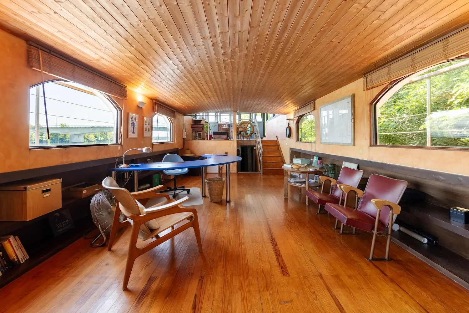 photo de la salle principale de la péniche La Paz, avec son bureau et des fauteuils de cinéma