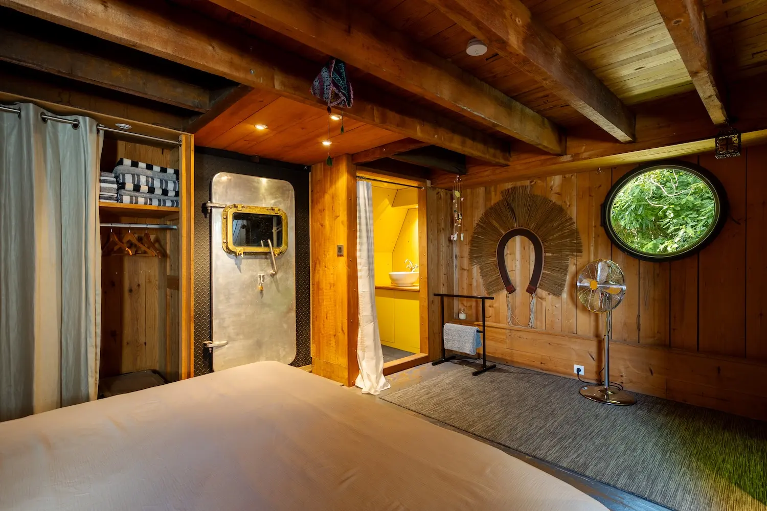 photo de la chambre arrière de la péniche La Paz et sa salle d’eau