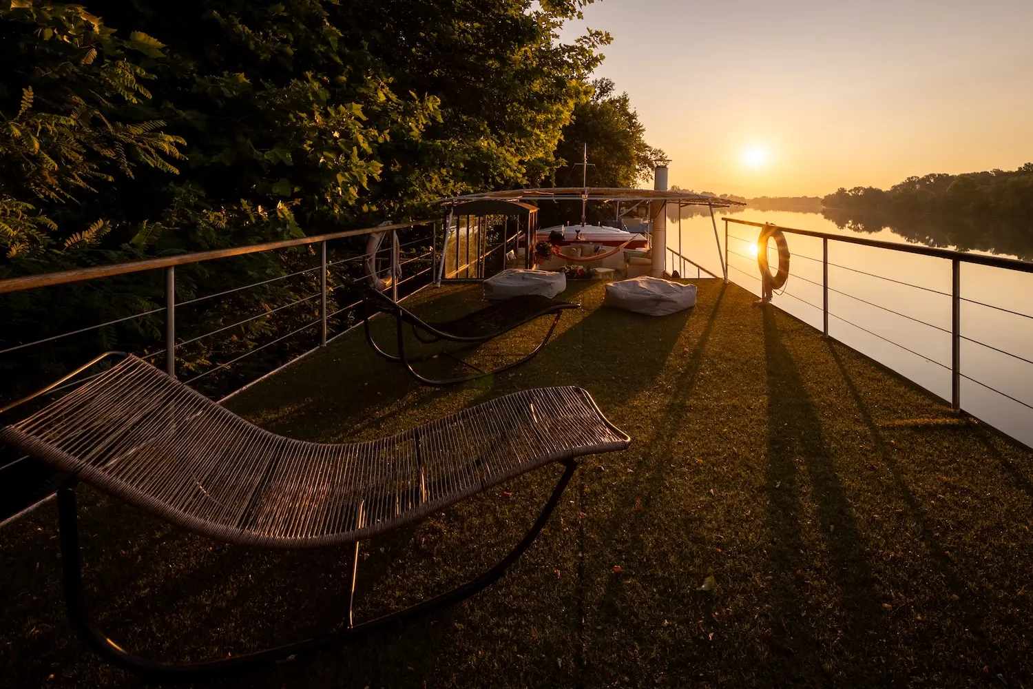 photo du solarium de la péniche La Paz, avec deux transats