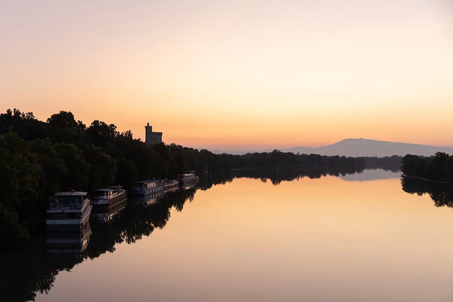 photo du mont Ventox et du Rhône depuis la péniche La Paz au lever du soleil