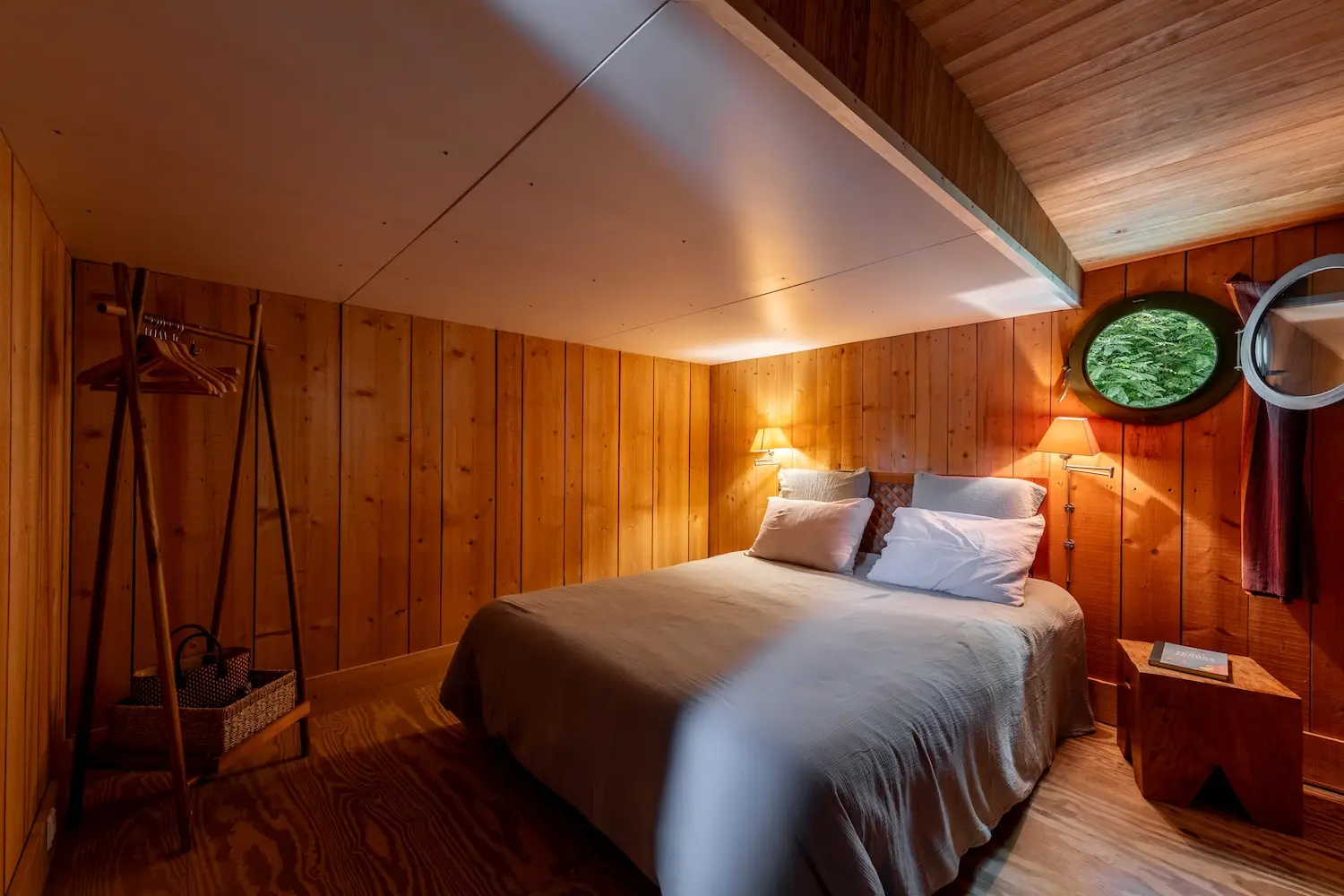 photo de la chambre avant de la péniche La Paz et son lit queen size