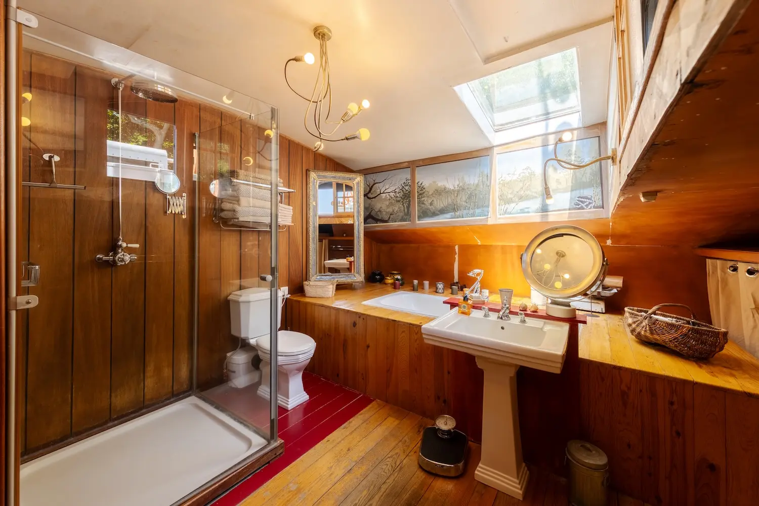photo de la salle de bains de la péniche La Paz avec sa douche et sa baignoire